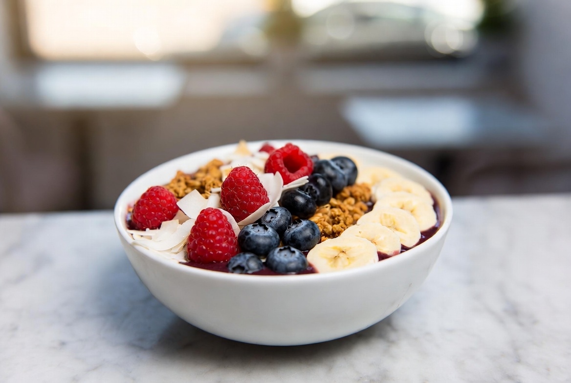 Acai Bowl mit Beeren und Granola